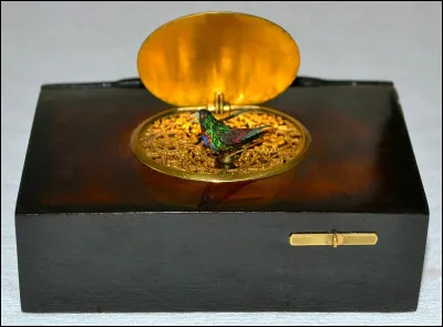 De quel pays est originaire ''la boîte à oiseau chanteur'' ?