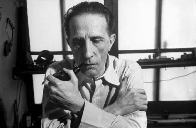 Qui est ce plasticien, peintre, et homme de lettres français, à l'origine du concept de ''la boite surréaliste'' en 1920 ?