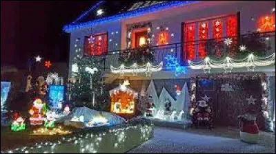 Cette maison illuminée est à voir en Bretagne, à Locmalo. Commune de l'arrondissement de Pontivy, elle se trouve dans le département ...