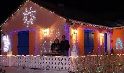 Ces habitants de Ramonchamp vous attendent devant leur maison illuminée. Village de Lorraine, dans la vallée de la Haute Moselle et dans l'arrondissement d'Épinal, il se situe dans le département ...