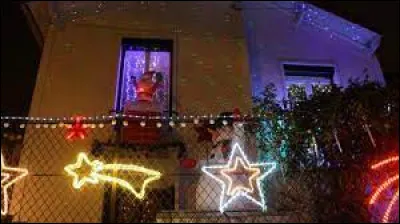 Nous terminons notre promenade de Noël en Île-de-France, à Villemomble. Ville de la Petite Couronne, dans l'arrondissement du Raincy, elle se situe dans le département ...