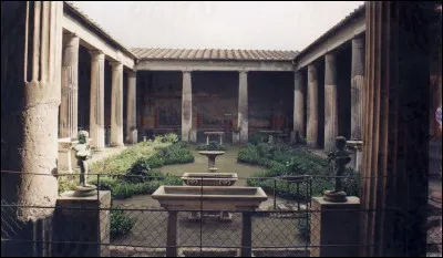 Dans la Grèce antique, quel nom donnait-on à la purification d'un temple ?