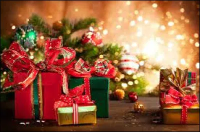 Ensuite, si tu as été sage, selon la légende, un certain "père Noël" pourrait t'apporter quelque chose dans la nuit du 24 au 25 décembre, tiré sur un traîneau par des rennes. Le matin de Noël, tu trouveras sous le sapin ce que tu lui as commandé : ce sont les cadeaux ! 
Comment dit-on "cadeau" en espagnol ?