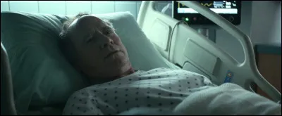 Par qui l'officier de police Hawkins est-il sauvé ?