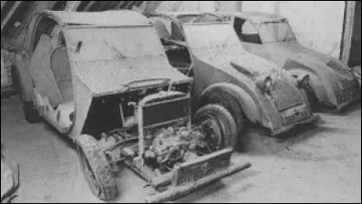 Pour finir, ces trois autos 2 Cv Citroën plaquées dans un grenier. Mais pour quelle raison ?