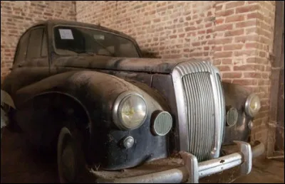 Voici une automobile anglaise des années 50 identifiable à sa calandre chromée. 
Quelle est cette marque ?