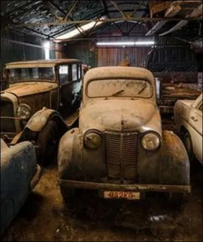 Encore une automobile française des année 40 qui dort sous la poussière. 
Quel est ce modèle ?