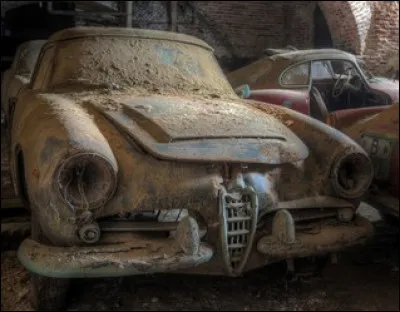 Celle-ci est italienne et malgré la poussière, elle est facilement identifiable. 
Quelle est cette marque d'automobile ?
