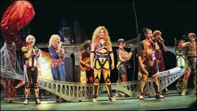 Quelle comédie musicale triomphe à Paris en 1977 ?