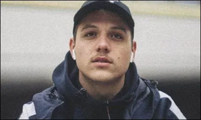 Avec qui a-t-il fait un feat ?