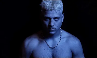 Durant quel mois son premier album est-il sorti en 2015 ?