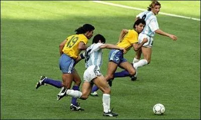 Maradona, c'est la cocane, la main de Dieu et le But du Sicle. Au mondial 90, contre le Brsil, il ralise une autre remonte de terrain ballon au pied, conclue par une passe dcisive  :