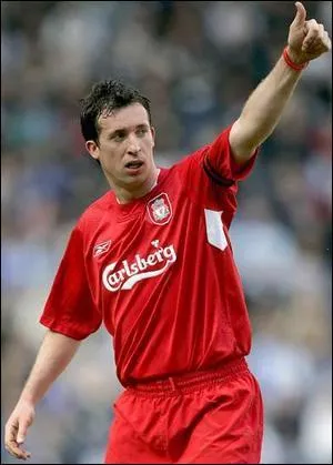 Robbie Fowler, the God of Anfield, est connu pour ses buts, son fair-play, sa proximit avec les fans et cette faon bizarre de fter son but pour Liverpool lors d'un derby contre Everton en 99 :