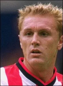 Parmis les alcoolos notoires du championnat de France, soulignons cet attaquant, grand joueur de tte, dot d'une frappe de balle splendide, 407 matches en Ligue 1 :