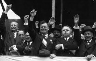 Quelle loi est votée sous le Front populaire en 1936 ?