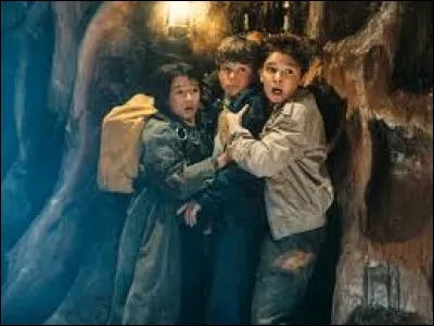 Tu te fais poursuivre par une bande de méchants armés.