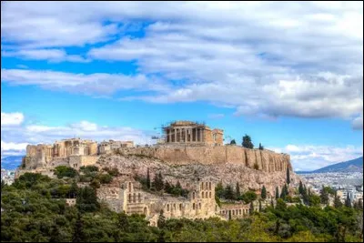 Pourquoi Athéna a-t-elle gagné Athènes à la place de Poséidon ? (Plusieurs réponses possibles)