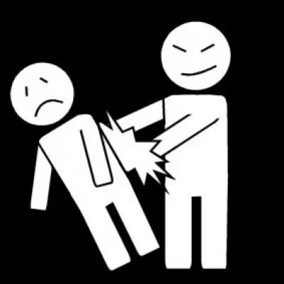 Une personne te bouscule et te fait tomber. Que fais-tu ?