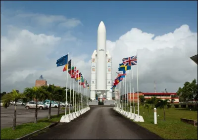 Dans quelles communes de la Guyane, le centre spatial est-il implanté ?