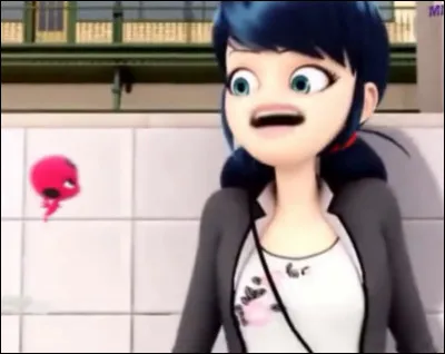 Quelle est l'excuse de Marinette quand elle arrive en retard au cours de science ?