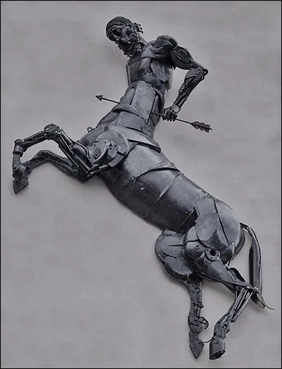 Pour avoir tenté d'enlever la femme d'Héraclès, ce centaure sera transpercé par ce dernier. Qui est-il ?