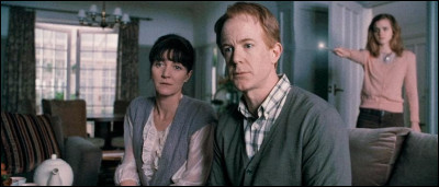 Au début du film, que fait Hermione à ses parents pour les sauver ?