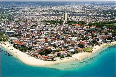 Quelle est cette ville de Tanzanie, cité située sur l'archipel du même nom, cite touristique et port de pêche important de l'océan indien ?