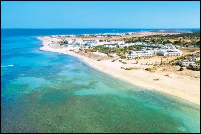 Quelle est cette ville du sud de la Tunisie pôle économique de l'industrie alimentaire (55 entreprises), du tourisme, de l'agriculture et de la pêche ?