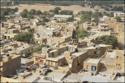 Quelle est cette ville de Jordanie où se trouve le plus grand camp de réfugiés palestiniens ?