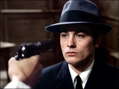 L'image représente Alain Delon dans...
