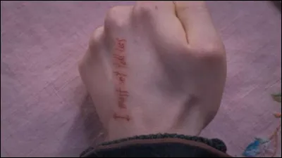 Dans "Harry Potter et l'Ordre du Phénix", qui laisse une trace sur la main de Harry parce qu'il prétend que "Vous-savez-qui" est de retour ?