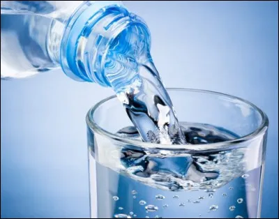 Il est conseillé de boire entre 1,5 litre et 2 litres d'eau par jour.