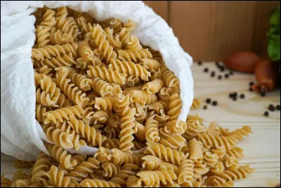 Les pâtes complètes contiennent plus de fibres que les pâtes blanches.