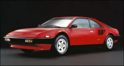 En 2021, il est commun de voir des sportives avec un moteur V8. Cependant dans les années 1980, le moteur V12 était de rigueur, du moins pour le constructeur de la sportive en illustration. Quel est son nom ?