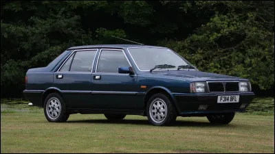 Si vous cherchez une voiture au design fade, je vous recommande celle-ci. Je sais que les voitures des années 1980 sont très cubiques, mais celle-ci ne se démarque pas. Avant de continuer, saurez-vous me donner son nom ?