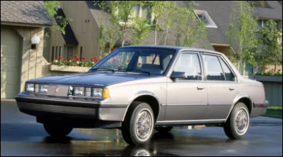 Si vous voulez un goût de Méditerranée, vous pouvez aller voir Pizza Hut ou Domino's Pizza. Sinon, je vous propose cette voiture. Comment s'appelle-t-elle ?