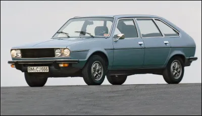 Contrairement aux constructeurs automobiles des pays socialistes qui produisent le même modèle sur plusieurs décennies, le constructeur de la voiture en illustration produit sur une même période plusieurs véhicules au même style de carrosserie. Quel est le nom de cette voiture ?