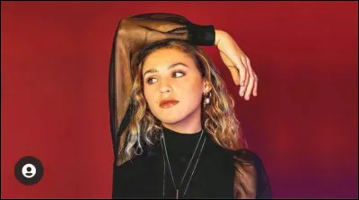 Avec quel youtubeur Lou est très amie ?