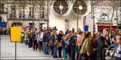 Situation : Tu fais tes achats pour les cadeaux de Noël pour tes enfants (ou autres...). Une fois tes achats faits, tu vas faire la queue pour la caisse. Sauf que, comme par hasard, tu tombes sur une longue queue de 3 mètres de long qui n'en finit plus ! Que décides-tu de faire ?