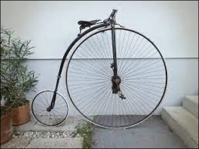 Comment se nomme cette bicyclette du XIXe siècle possédant une grande roue et une petite roue ?