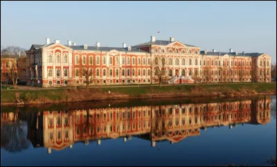 Quel est ce château baroque de 1738, situé en Lituanie, il abrita le fameux aventurier Cagliostro mais aussi la famille royale de France de 1797 à 1801 et de 1804 à 1807 ?