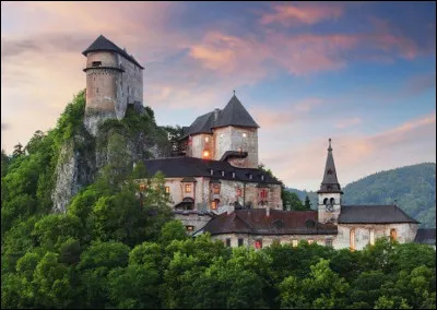 Quel est ce château, l'un des plus beaux de Slovaquie datant du XIIIe siècle, rénové après incendie dans un style renaissance et néo-gothique, il est connu comme le château de Dracula en version slovaque ?