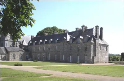 Quel est ce double château du XIIe siècle, fierté de la seigneurie de Quintin située dans les Côtes-d'Armor souvent ravagé et reconstruit plusieurs fois au cours des siècles ?