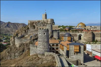 Quel est ce château fortifié du IXe siècle, totalement reconstruit sous l'Empire ottoman, situé dans la sud de la Georgie dans la ville de Akhaisikhé ?