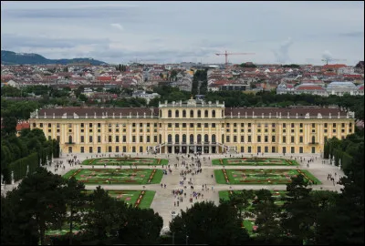 Quel est de château de style Rococo datant de 1696, situé à l'ouest de Vienne, demeure des empereurs d'Autriche ?