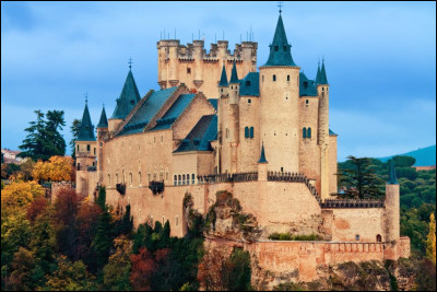 Quel est ce château fortifié de 1130, situé dans la vieille ville de Ségovie en Espagne ?