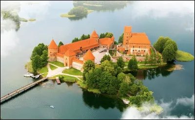 Quel est ce château du XIVe siècle construit sur une île du lac Galvé en Lituanie ?