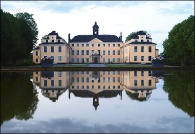 Quel est ce château royal de Suède construit en 1645 dans le style baroque, situé dans la commune de Solna ?