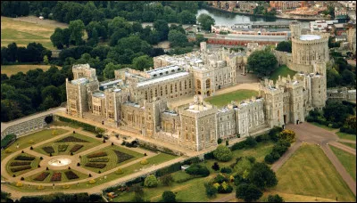 Quel est ce château, une forteresse médiévale du XIe siècle, situé dans le Berkshire en Angleterre, célèbre pour son architecture et parce qu'il est une des résidences de la famille royale britannique ?