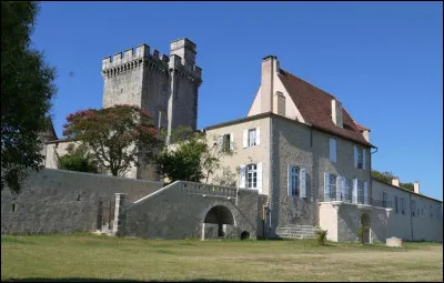 Quel est ce château du Lot-et-Garonne du XIIIe siècle tenu par la famille du seigneur Jean Poton de Xaintrailles, compagnon de Jeanne d'Arc ?